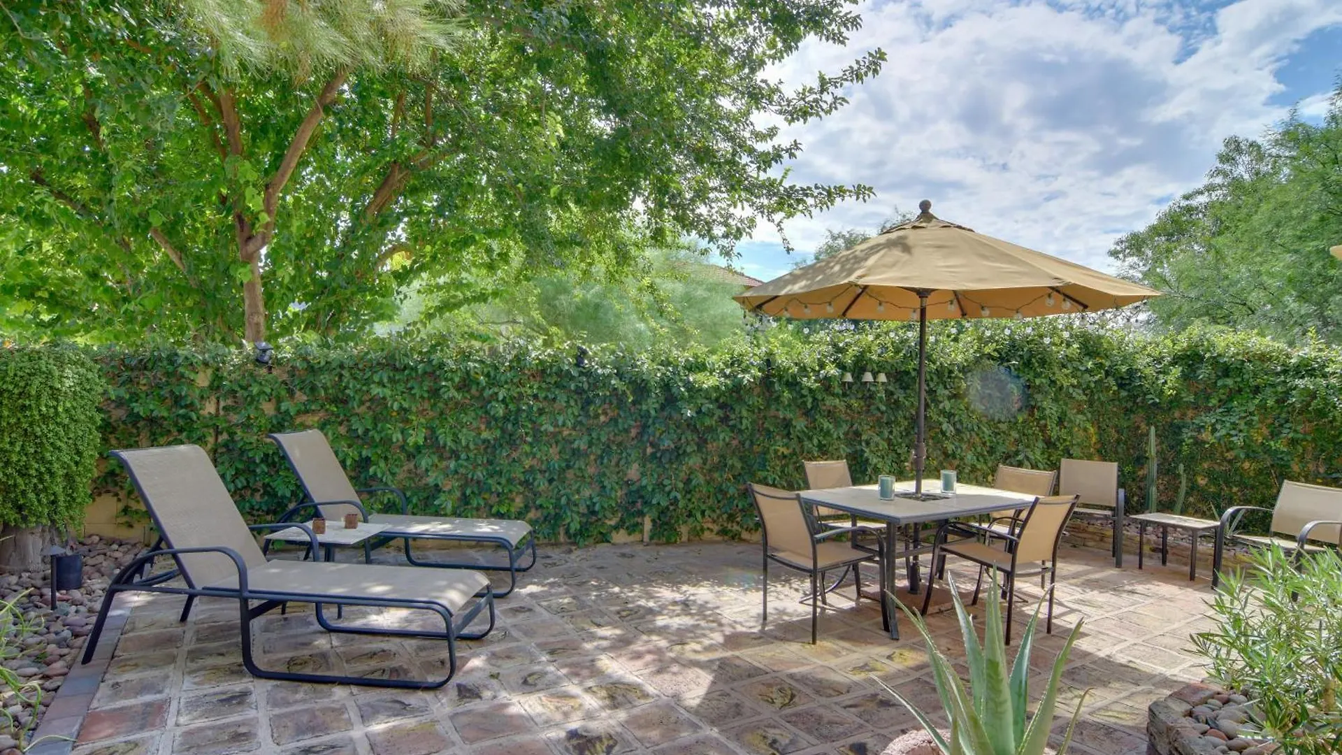Phoenix Townhome With Central Location, Pool Access