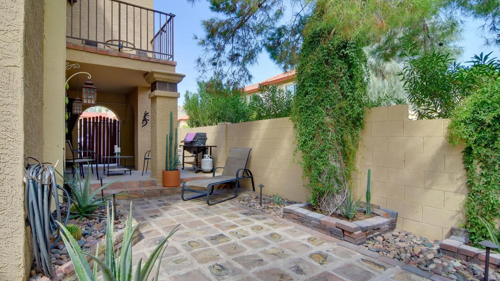 Phoenix Townhome With Central Location, Pool Access