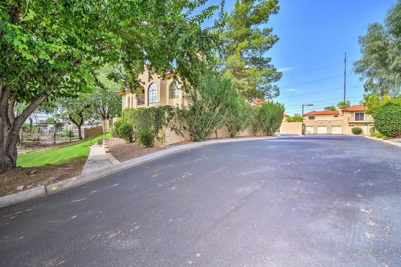 Phoenix Townhome With Central Location, Pool Access Nyaraló